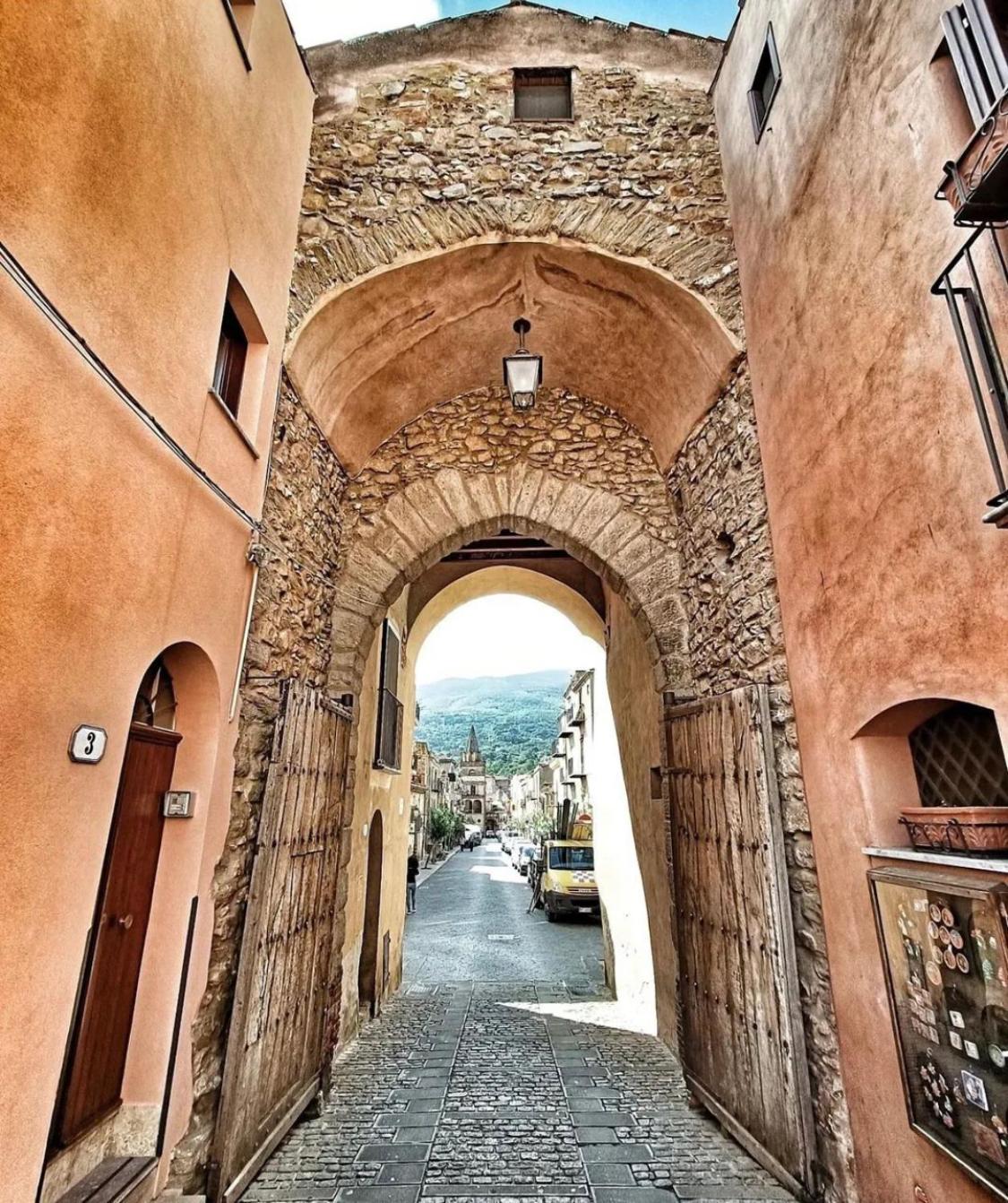 Porta San Paolo House Aparthotel Castelbuono  Exterior foto